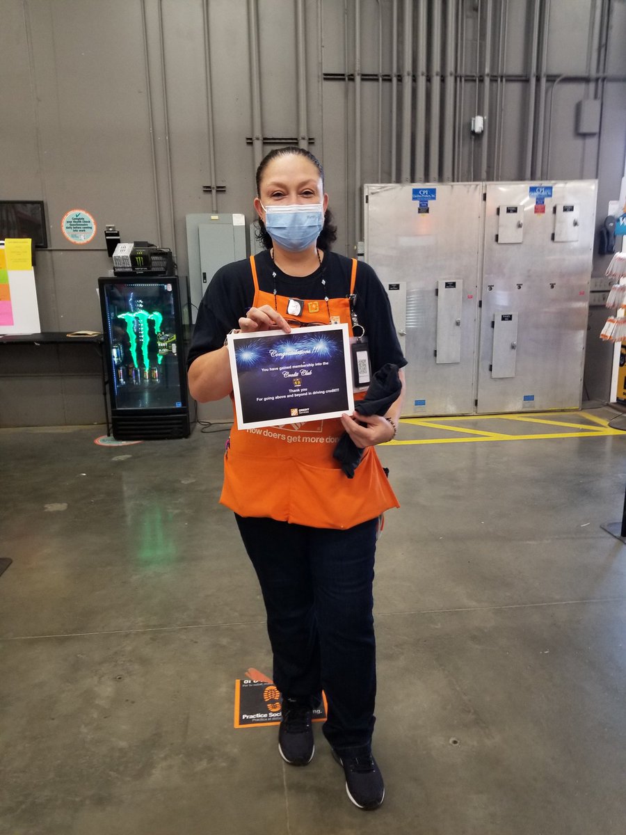 JuanitaSebesty1's tweet photo. 0953 is celebrating 3 of our credit club members ...great job driving credit! (From left to right) Mary, Maame Yaa, and Dixie all part of my amazing front end team! You guys are Awesome! https://t.co/wXmeXOZypc