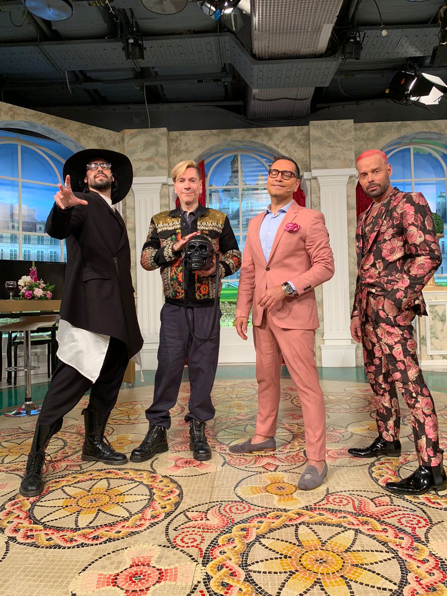 A las 18:00 llega <a href="/LaJauladelaModa/">La Jaula de la Moda</a> ! Hoy conduce <a href="/famedinaflores/">Fabian Medina Flores</a> y recibimos a un jurado de lujo <a href="/RPiazzaOficial/">Roberto Piazza</a> y <a href="/Panni_Margot/">Panni Margot</a> ! A las 18:00 hs por <a href="/ciudad_magazine/">Ciudad Magazine</a> <a href="/mariancaprarola/">Mariano Caprarola 💚</a>