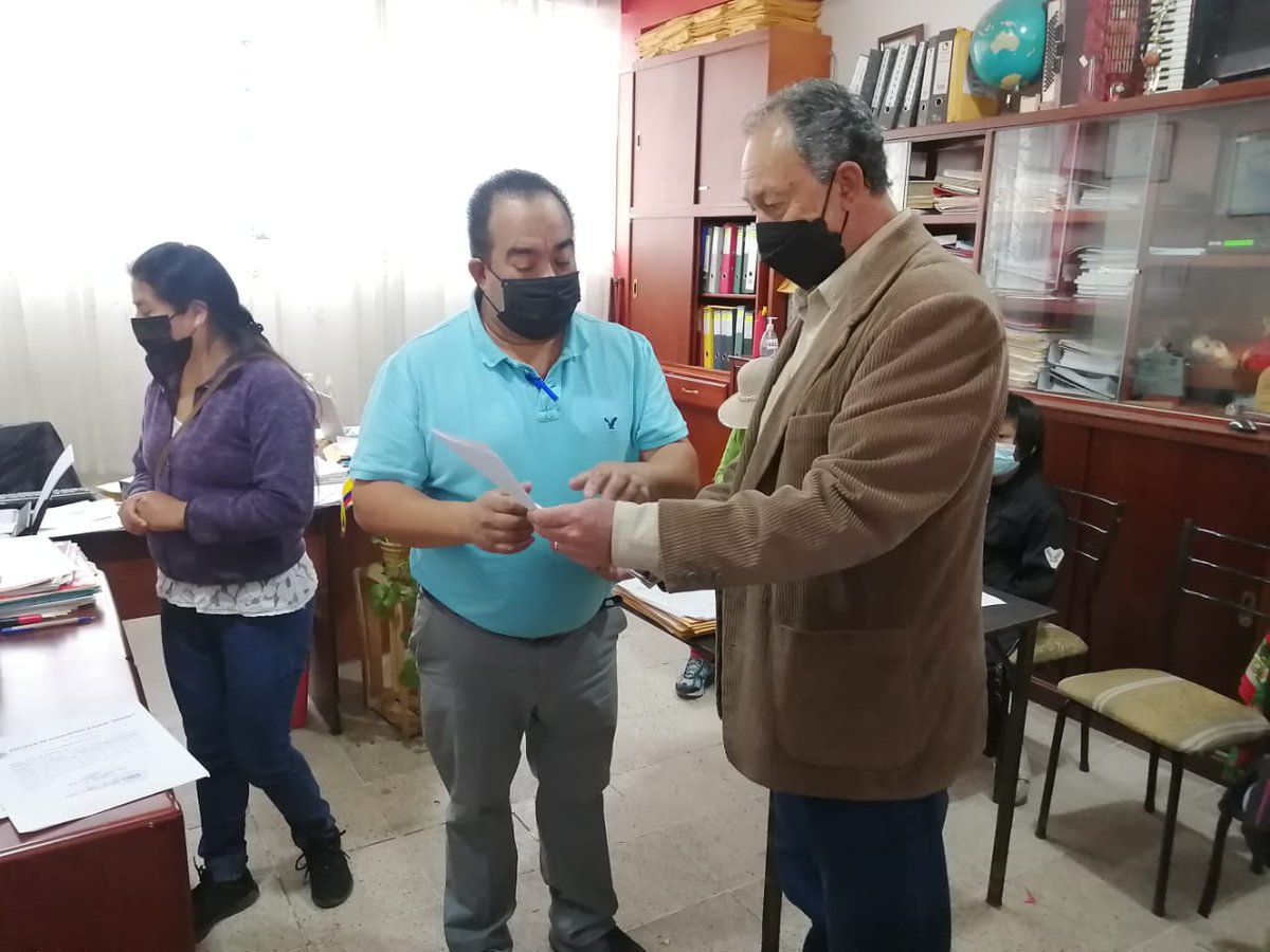 EducacionZ6_Ec's tweet photo. Funcionarios del Distrito de Educación 01d04- Gualaceo-Chordeleg, realizaron un recorrido por varias instituciones educativas del cantón Gualaceo con el objetivo de constatar y fortalecer las necesidades presentadas a nivel de infraestructura y pedagógico. #JuntosLoLogramos https://t.co/qD3lZz7uJf