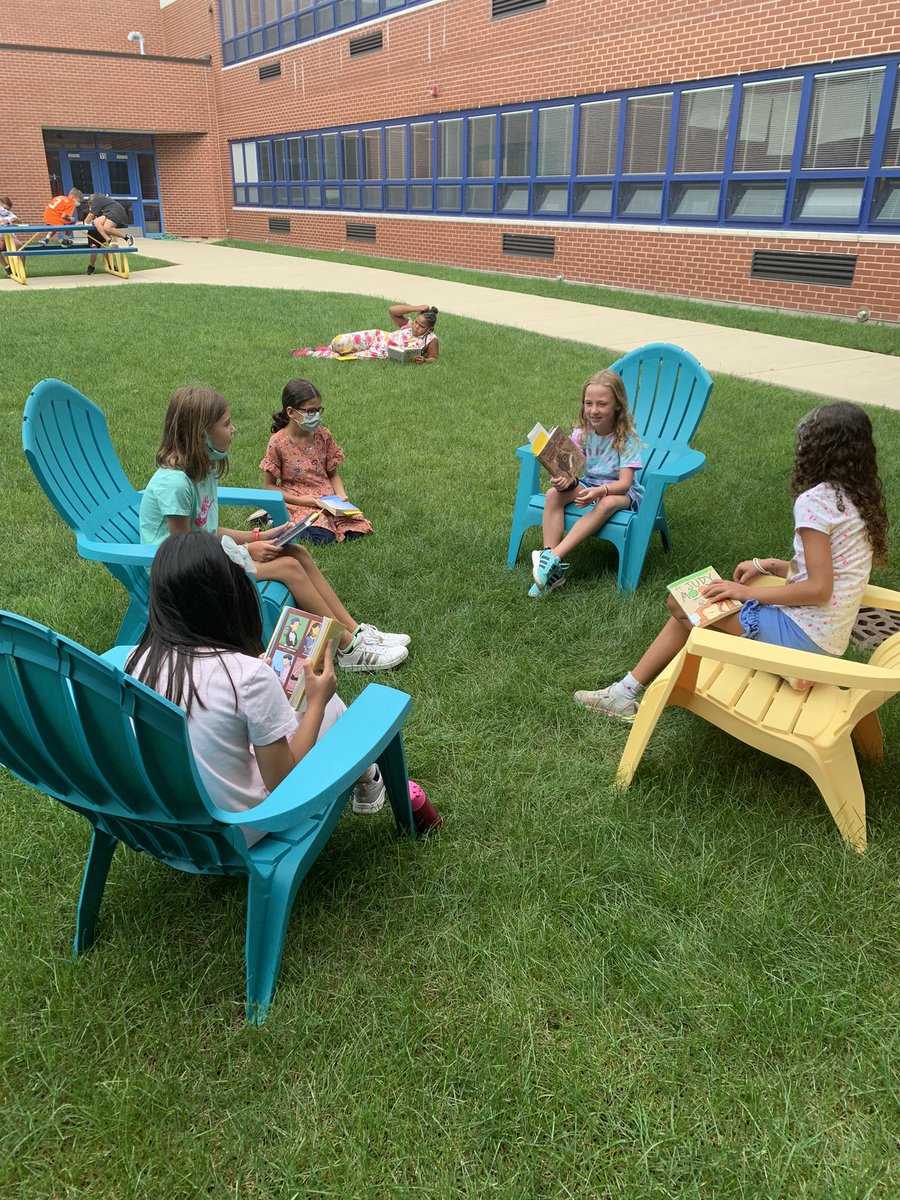 ivylee4th's tweet photo. We had to take advantage of the beautiful weather to read and discuss our books in the courtyard! #IvyHillLeague https://t.co/DFVaxOKf1q