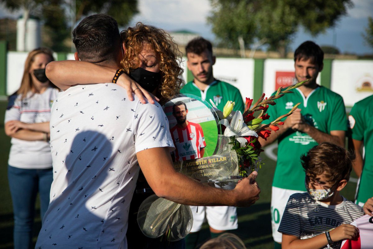 clubdepguijuelo's tweet photo. MEMORIAL AGUSTÍN VILLAR |

Un año más hemos vuelto a recordar a nuestro eterno Agustín en la VIII Edición del Memorial Agustín Villar ❤️

Muchas gracias a nuestros hermanos del @ZCFoficial por compartir este recuerdo con nosotros y con su familia una vez más 

#PretemporadaCDG 💚 https://t.co/9dfuT7qE0u
