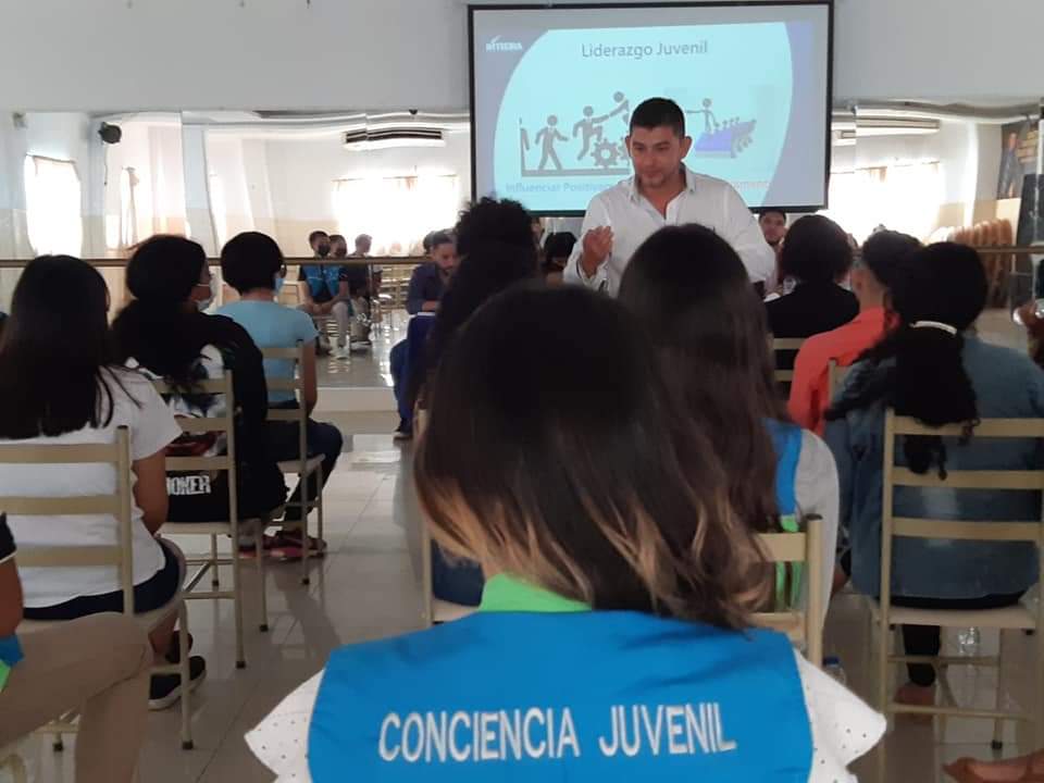 UlisesCarofilis's tweet photo. Junto a @JEA_MANTA en la conferencia con @integra_escuela "Sembrando Líderes".
No hay nada mejor para empezar a formar el liderazgo que sembrarles a los jóvenes un sueño.
#IntegraStyles https://t.co/KckahfzRql