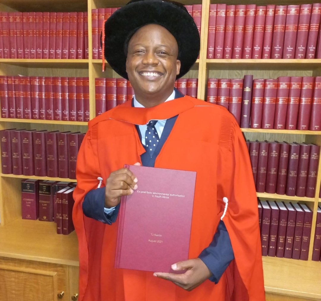 Tiisetso_Rantlo's tweet photo. Let me officially reintroduce myself to the universe: I am Dr Tiisetso John Rantlo(LLD)
@past3amsquad
@NWUFacultyofLaw
#MidNightGang https://t.co/z48Wu9muFy