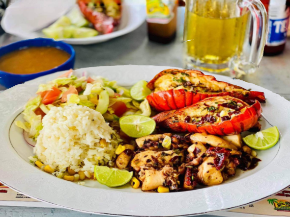 Langosta, pulpo, arroz y ensalada.🤤🍴 Ven a probar este delicioso platillo en Mariscos las caguamas #SanFelipe ¡Te esperamos!👌🏽