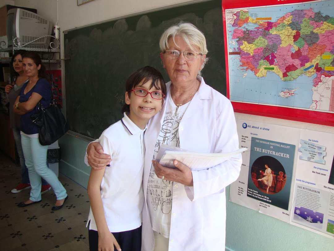 Size eski ama çok gerçek bir hikâyem var, özellikle ilkokul öğretmenleri okursa çok sevinirim.
Fotograftaki ilkokul öğretmenim, Gönül Sözöz❤️
Hiç otizmli öğrencisi olmamış 25 senelik ilkokul öğretmeniydi. "Çok çocuk okuttum, otizm bilmem, ama anlatırsan okuturum" demiş anneme.