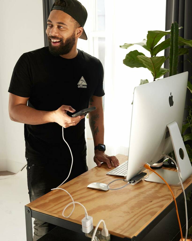 TheCameronStory's tweet photo. Never not juiced up 🔌
Seriously, I would rather watch paint dry (which I do relatively often) than wait for my phone to charge, so this USB-C fast charger from from @otterbox is simply 😙🤌
#HowILiveConnected #OtterboxAmbassador #ad https://t.co/ove88TuO45 https://t.co/vxOiAhBnTN