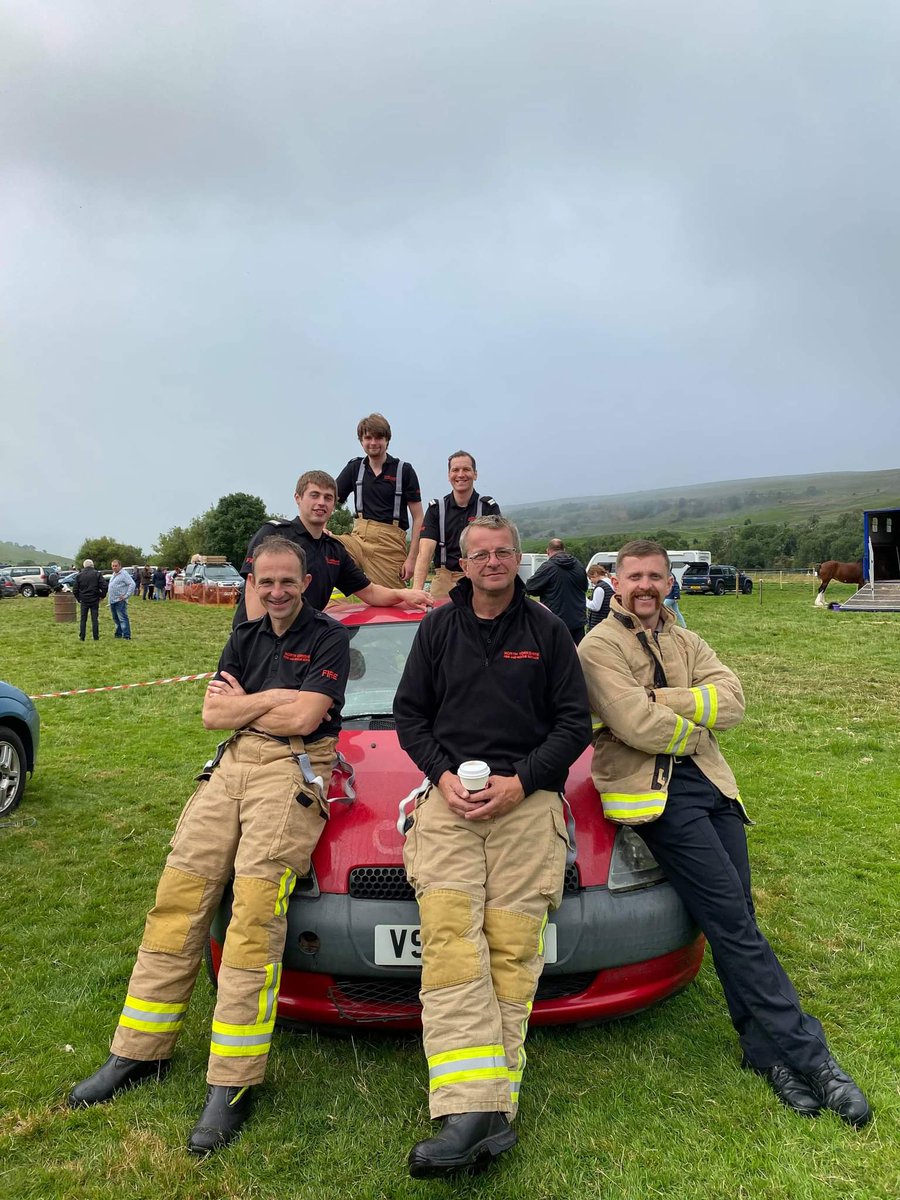 Fantastic day today at <a href="/KilnseyShow/">Kilnsey Show</a> with my friends @GRA_NYFRS &amp; <a href="/NYP_Craven/">North Yorkshire Police - Craven</a> 
Spent most of the day talking to people about the role I am in 🚒🚑🚓
along with lifting kids in and out of the fire engine!
I also did the commentary on the RTC demo📢
I now have a sore throat🤦‍♂️