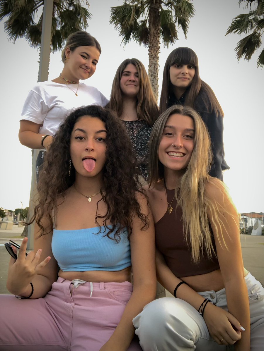 diezmarta_'s tweet photo. 🥺🤍mis estrellas blancas 
@maitegonzz @naiarixx @uxuuemartiinez @amagoiiaa https://t.co/zS3HDWJQt1