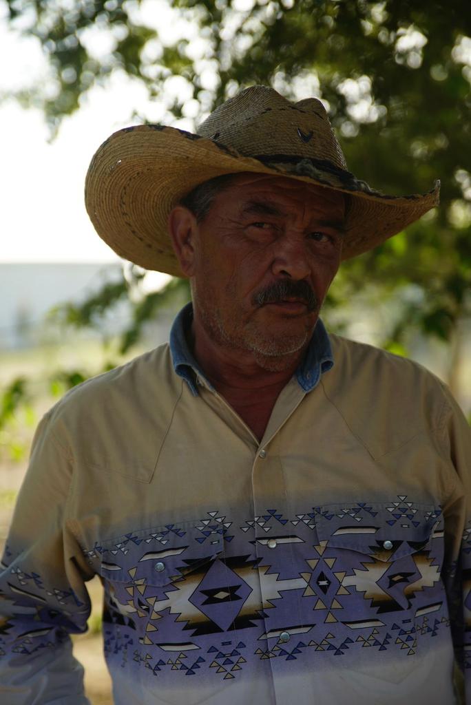 Hoy murió mi queridísimo amigo, Humberto Enríquez, dueño del rancho Santa Cruz, protagonista en mis novelas y actor de una de mis películas. Nunca lo vi enojado, nunca. Buena persona hasta la médula. Duele cabrón su partida tan súbita.