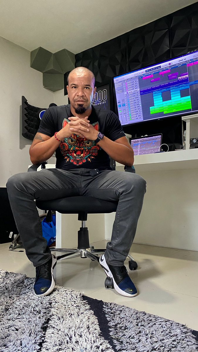 Produciendo #moduloelectro para #HitMakersInc <a href="/hitmakers_inc/">Hitmakers_inc</a> junto a #Constantino <a href="/constamusic/">ConstaMusic Studios</a> #ChrisJonex <a href="/chrisjonex/">Chris Jonex</a> #MPinzaDigital <a href="/CurvaDigital/">CurvaDigital</a> 

#OutFit #AyGuey <a href="/AyGueyMx/">¡Ay Güey!</a>