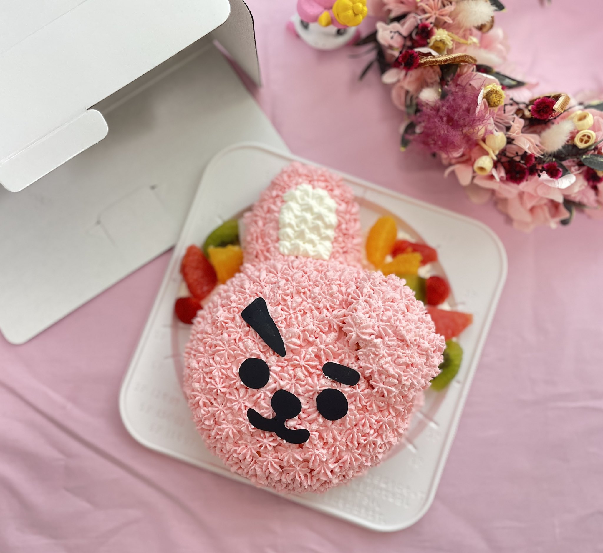 Pink Etoile 在 Twitter 上 Btsケーキ作らせて頂きました 今日cookyのキャラクターのグク が誕生日らしくその子の誕生日会をするそう 何やるのかなー Bts Cooky グク キャラクターケーキ Btsケーキ デコレーションケーキ T Co F4coyrspvy