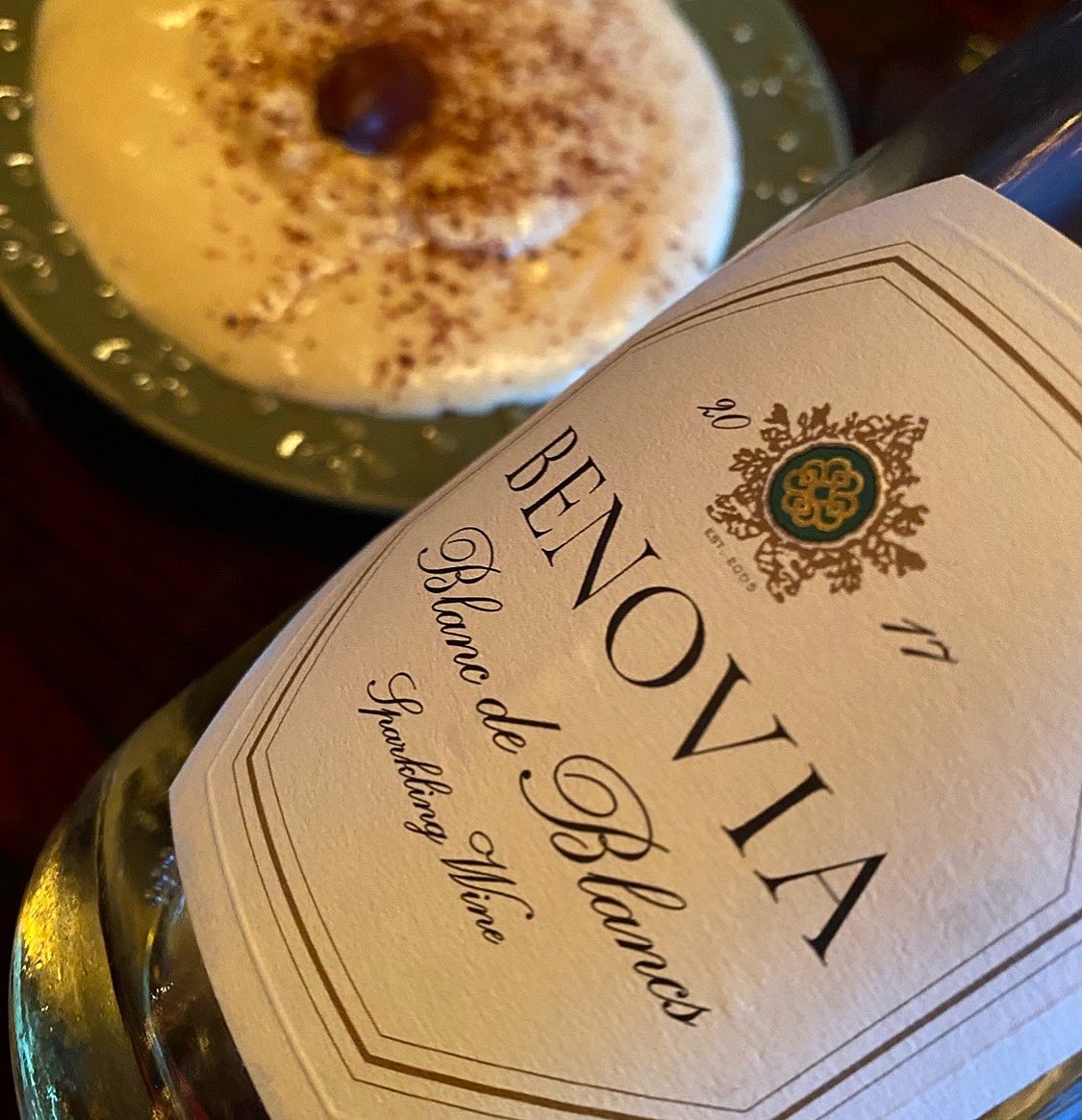 MarkOldman's tweet image. Always a thrill when a top producer dips its cork into the bubbly pond 🍾. Here, the all-Chardonnay @BenoviaWinery Blanc de Blancs 2017, a late-summer delight w vigorous bubbles, a honeydew-lemon-almond disposition, and zingy acidity that flatters every spoonful of creamy humuus.