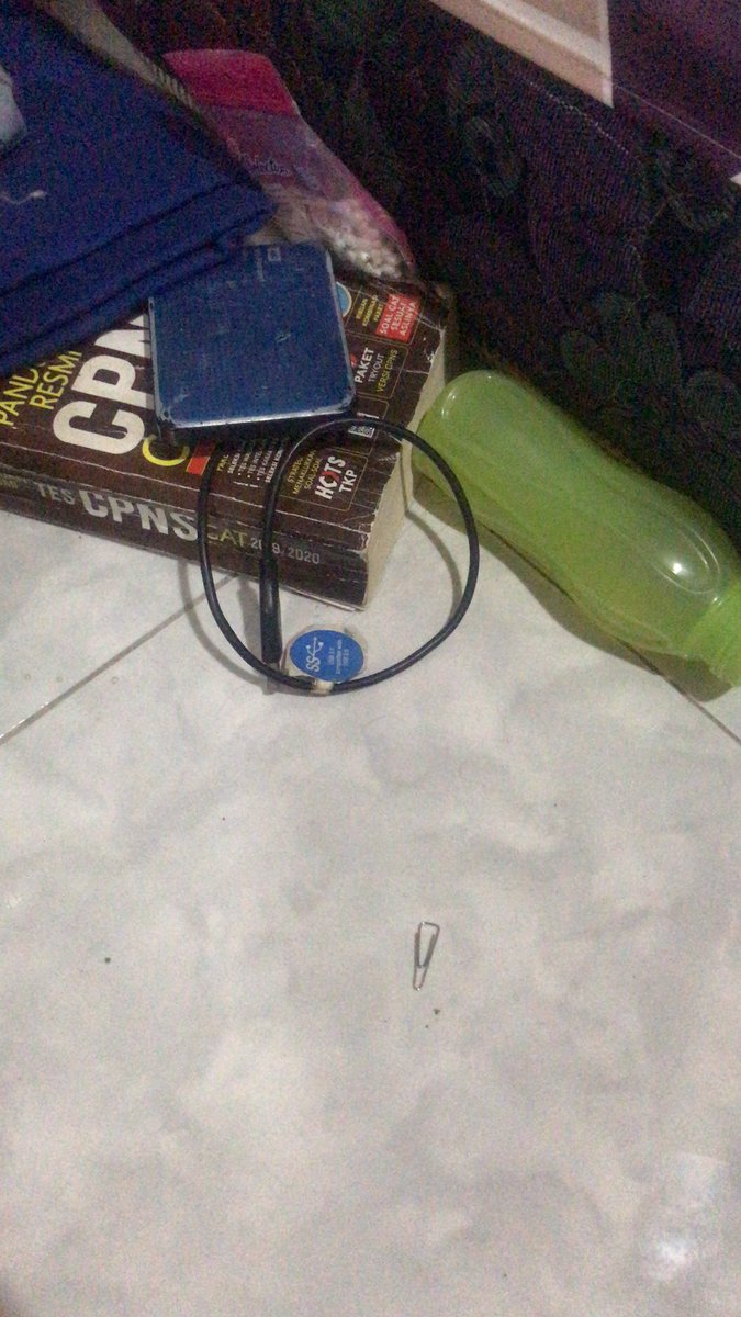 aridanhp's tweet photo. Ternyata rumah berantakan ada manfaatnya ya, mau nyari klip gak susah” bongkar rak https://t.co/e2dh0Mu2aj