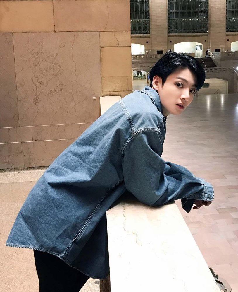 JasmiKookie's tweet photo. - "Em chụp anh à? "
#HappyJungkookDay
#HappyBirthdayJungkook
#정국생일ᄎᄏ
#정국이생일_파티파티예 https://t.co/OX2PQOmf23