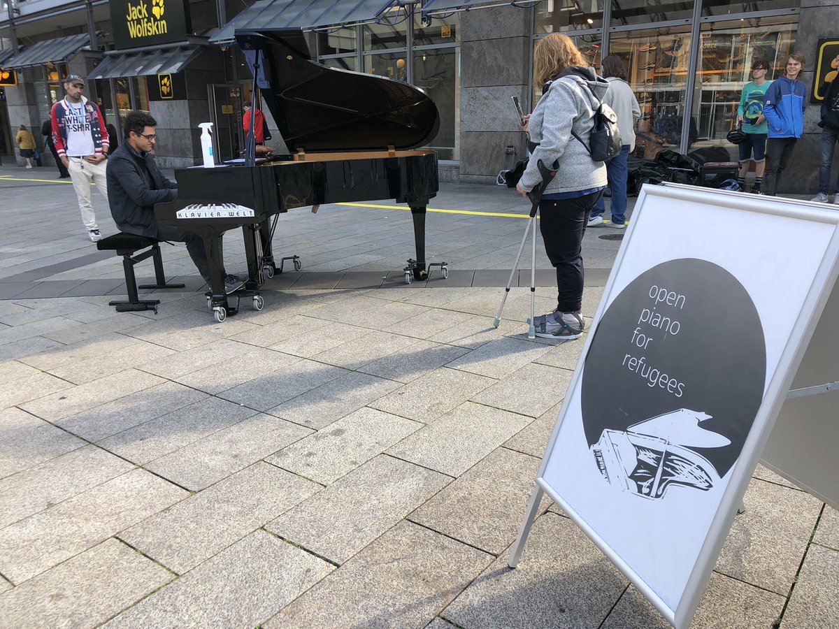 PBlettery's tweet photo. 🎹🎼Dans les rues de Stuttgart, Open piano for refugees…Parce que la musique est un lien, un fil entre nous, une émotion partagée sans notion de religion, pays d’origine ou langue #Stuttgart #elections #Merkelsuccession https://t.co/dA1ktY9E3H