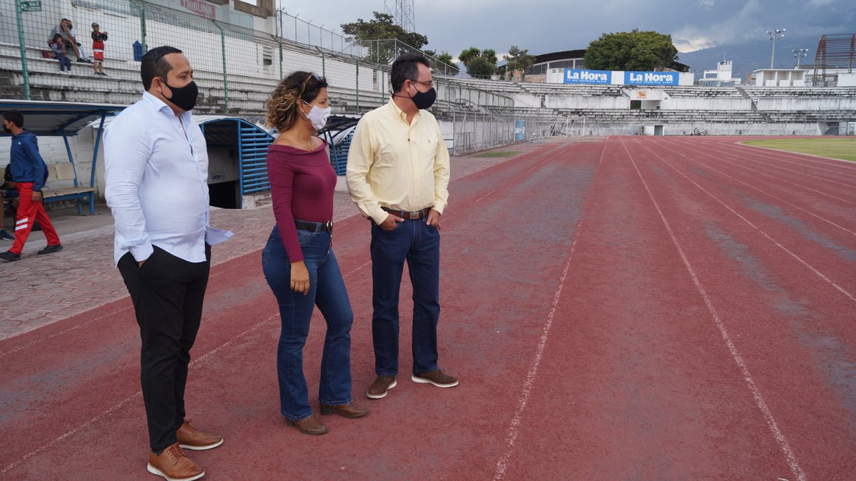 Fedeimbabura's tweet photo. .@DeporteEc @FEDENADOR_ @Nicole_EM Coordinadora Zonal 1 del Ministerio del Deporte,Nicole Estupiñán realiza recorrido por los escenarios deportivos de FDI y entrega mensaje del Ministerio del Deporte,  conjuntamente con el presidente @fgomezjurado. #TodoPorImbabura https://t.co/4HiGnbmqwq