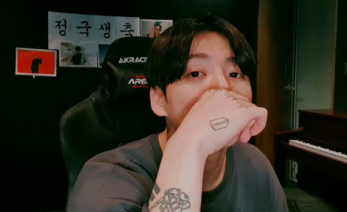 130thvk's tweet photo. เมื่อคืนไม่เป็นอันนอนเลยทีเดียววว 😭 ขอให้หนูสุขภาพร่างกายแข็งแรง สดใส ร่าเริง มีความสุขในทุกๆวันนะครับ.🥳
#JungkookBirthday https://t.co/BsdSrLWCV2