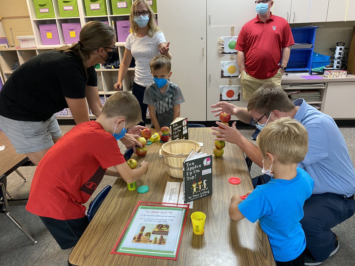 dcwmains's tweet photo. STEM night was so much fun! We created apples using the Engineering Design Process and participated in fun apple stem activities in kindergarten. @hescubcats @HCPSNC https://t.co/GV3YjetDHA