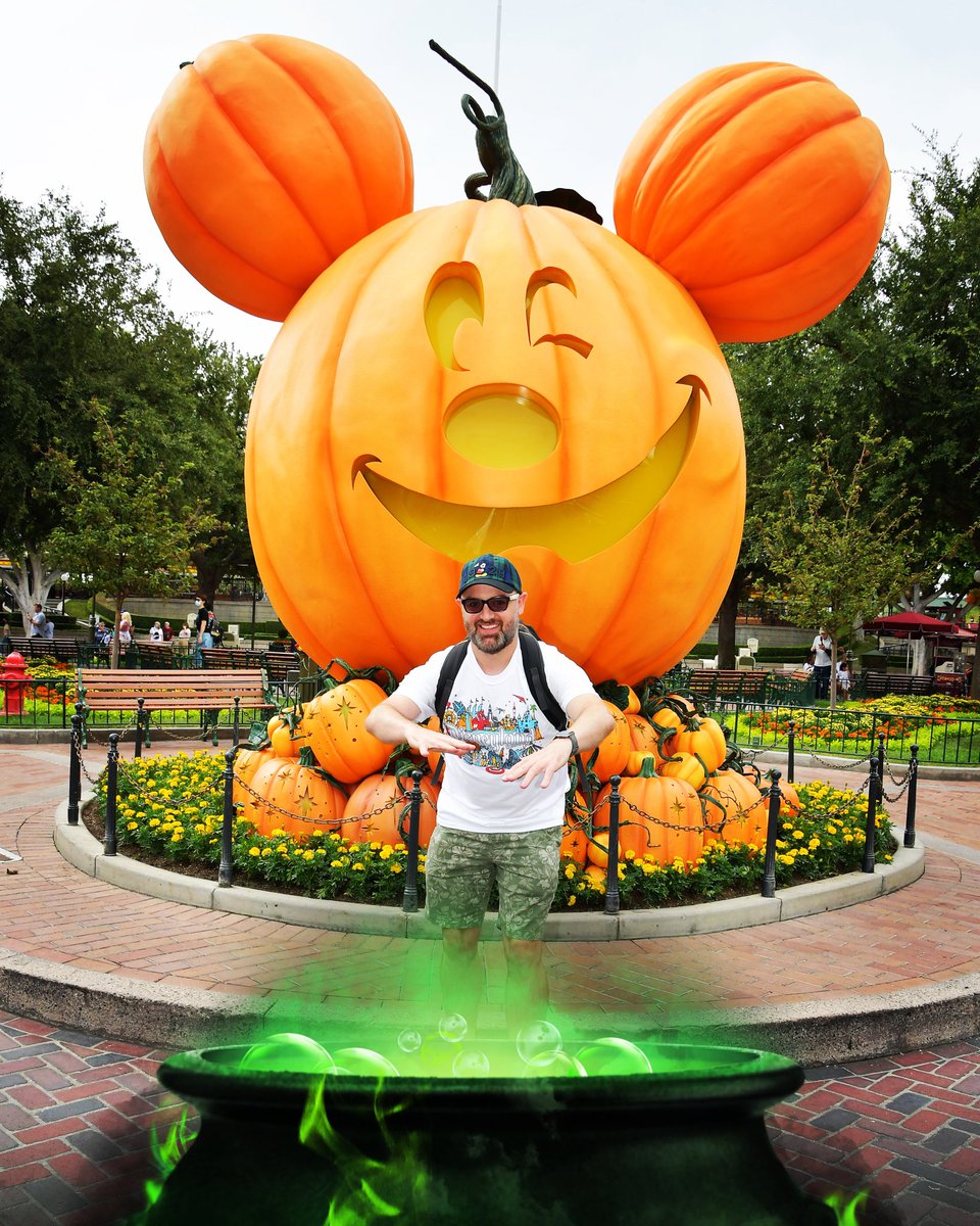 TheBaldWanderer's tweet photo. Cooking up a special magical potion at the Pumpkin Mickey on Main Street U.S.A. in Disneyland.

#TheBaldWanderer #PumpkinMickey #Disneyland #MainStreetUSA https://t.co/LNRIoTUeue