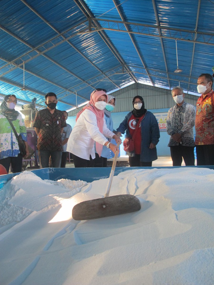 #SahabatBahari, Program Sentra Ekonomi Garam Rakyat (SEGAR) yang dijalankan KKP melalui @DitjenPRL sejak tahun 2020, mulai menunjukkan hasil. Keberadaan Gudang Garam Nasional (GGN) dan washing plant (alat pencuci garam) mampu memberikan nilai tambah bagi para petambak.