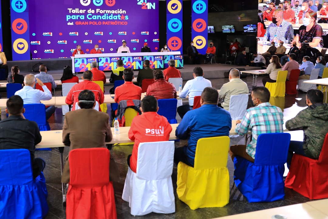 ApureBatalla4F's tweet photo. #31Ago #ApurePSUV Palabras De Nuestro Pdte .@NicolasMaduro 
📢"Les pido que pongan como prioridad en sus programas los servicios públicos, el transporte, la seguridad ciudadana. 
.
En todos los rincones del país debemos hacer un exelente trabajo..!!
.
#HayQueVacunarse https://t.co/5bb0MWm7Bs