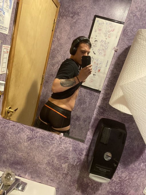 2 pic. Horny at work ? #jerkingoff #nsfw #xxx #onlyfan #bisexual #nsfwtwitter https://t.co/gKYmInXDR