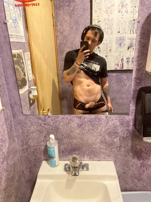 3 pic. Horny at work ? #jerkingoff #nsfw #xxx #onlyfan #bisexual #nsfwtwitter https://t.co/gKYmInXDR