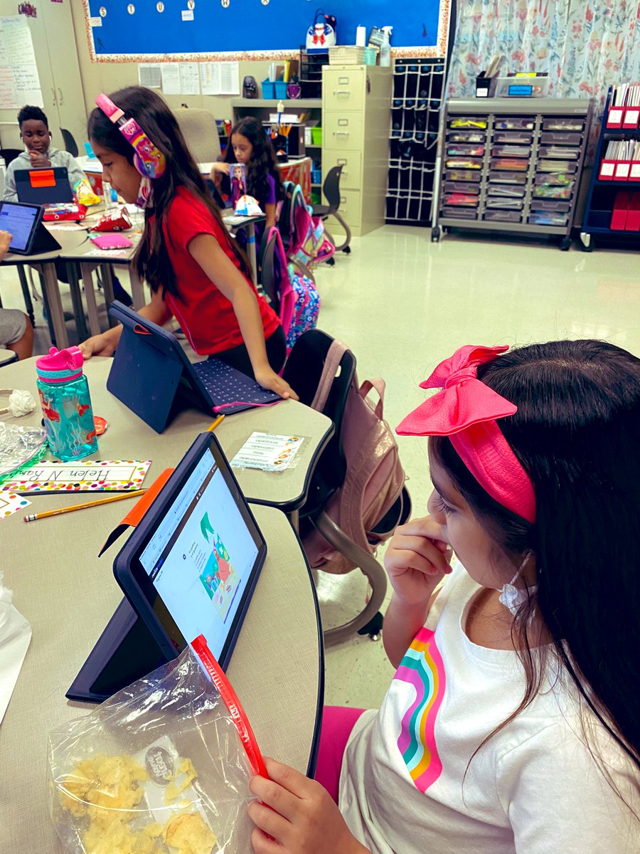 racortes's tweet photo. Working with WTW in Spanish. Palabras a Su Paso. Setting up their iPads. @Camey_ES #kidsengaged @bil_esl_lisd @DigitalLISD https://t.co/bdijMvAOuw