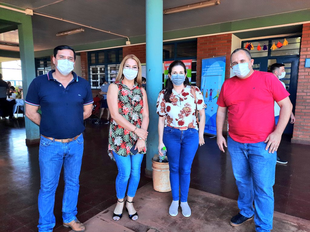 strassermarcelo's tweet photo. Junto a @LauraGriselDua1 y Yolanda Villamayor acompañamos el operativo integral de la niñez y la familia en la escuela BOLP 122 del barrio Porvenir 2. Conversamos con las vecinas y los compañeros de los distintos organismos que participaron de la jornada. 
#PorMisiones https://t.co/7BSvHFKSQU
