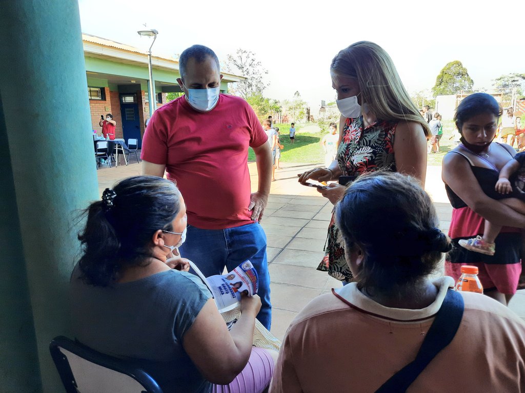 strassermarcelo's tweet photo. Junto a @LauraGriselDua1 y Yolanda Villamayor acompañamos el operativo integral de la niñez y la familia en la escuela BOLP 122 del barrio Porvenir 2. Conversamos con las vecinas y los compañeros de los distintos organismos que participaron de la jornada. 
#PorMisiones https://t.co/7BSvHFKSQU