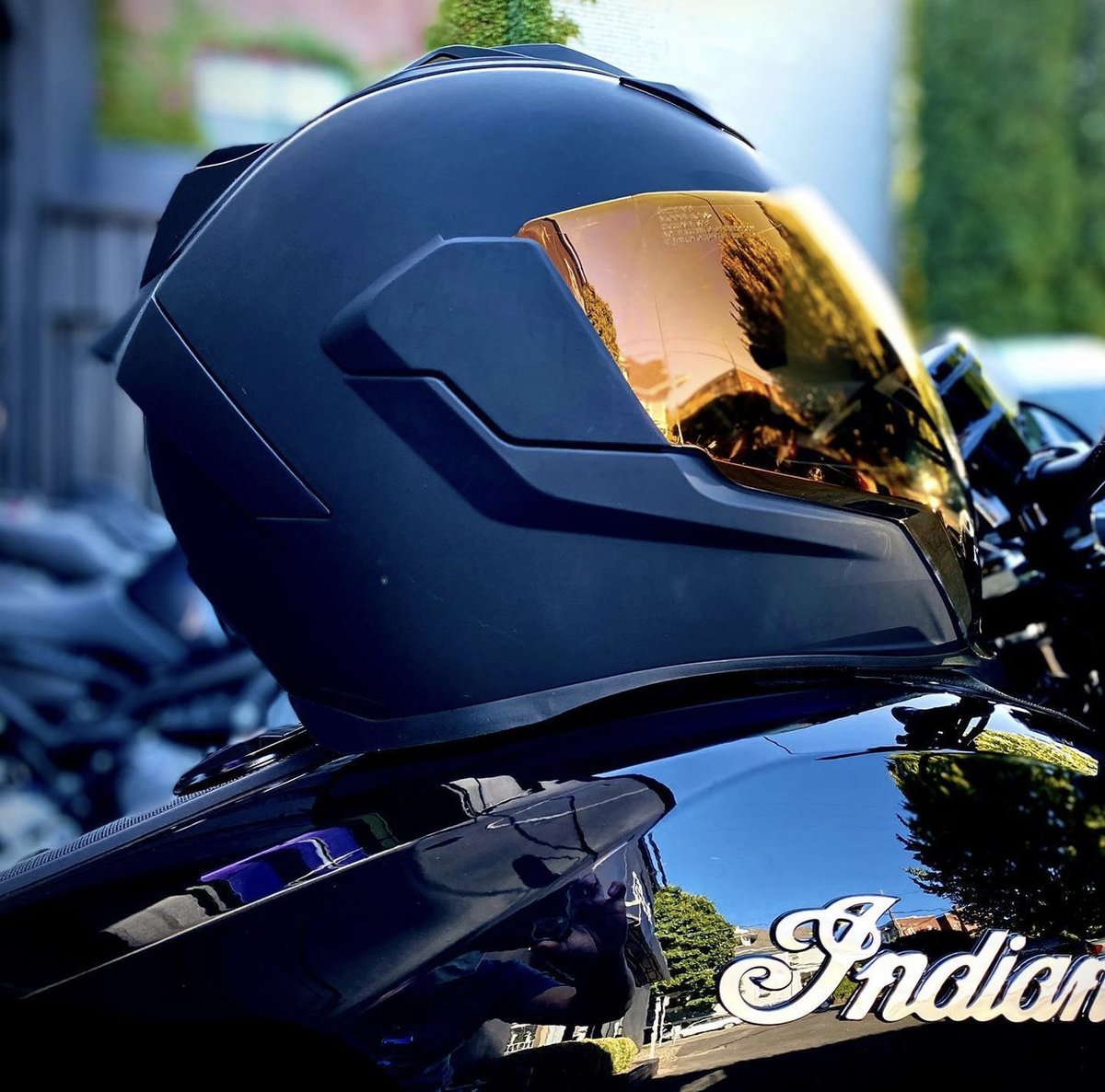 The guardian of the gourd...  The Airflite Peace Keeper...
•
•
#icon1000 #onepossiblefuture #iconmotosports #Airflite #PeaceKeeper #iconhelmet #indianmotorcycle #FTR1200