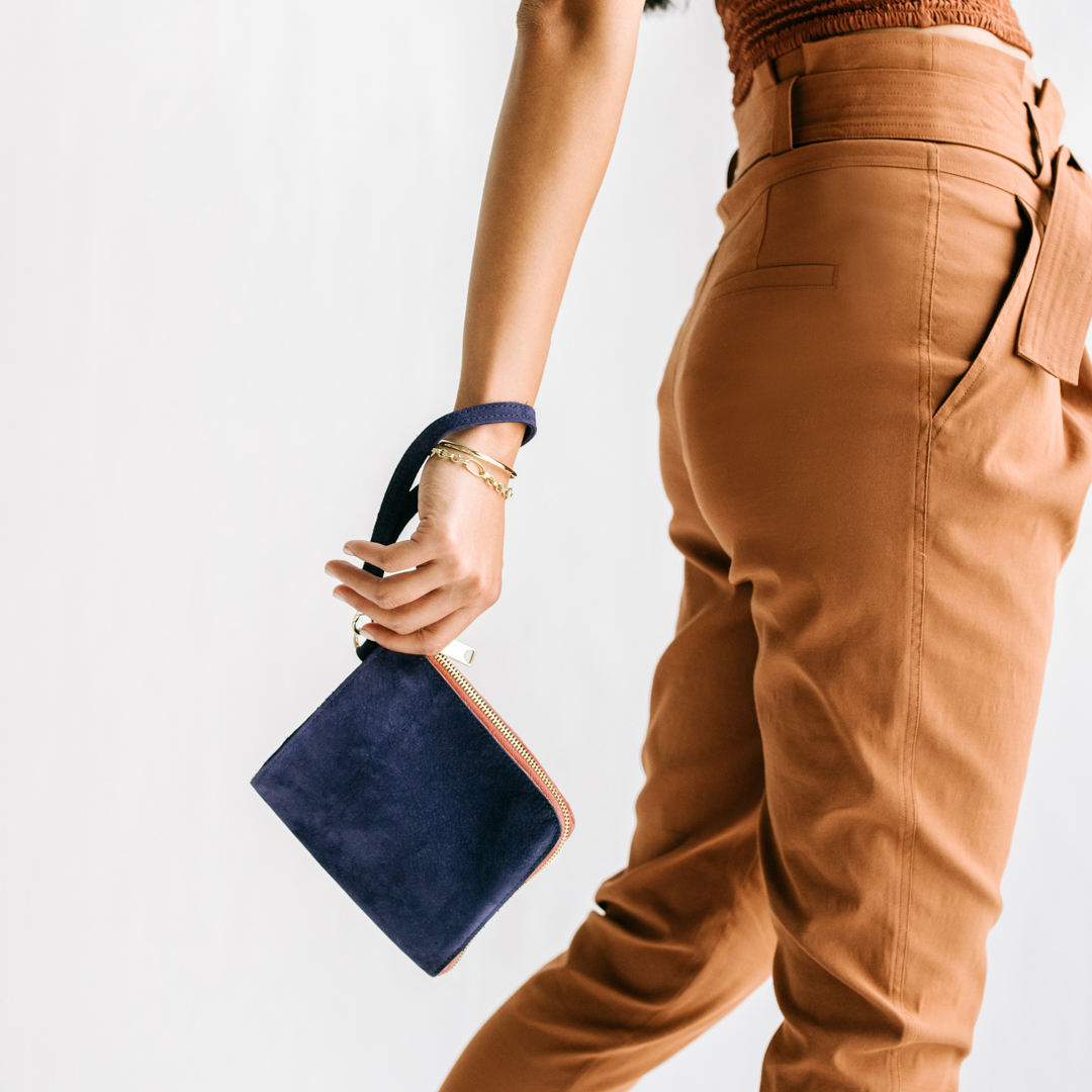 A little nubuck and suede, a pop of color, and a whole lot of convenience–but in a cute way. ✨ The new Amazement Pouch is a fair trade, buttery, beautiful upgrade to your everyday clutch. Shop it here: cur.lt/hdanttqx6