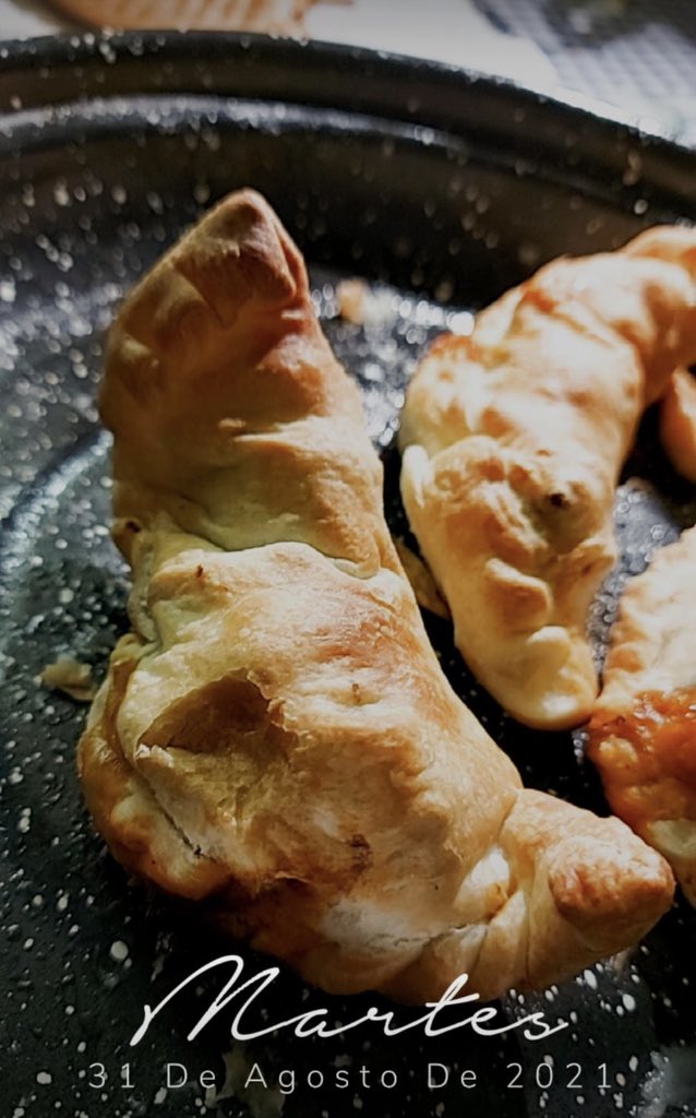 luzmilamartine0's tweet photo. Empanada? No no, obra arte 😂 https://t.co/qHqVIcejiC