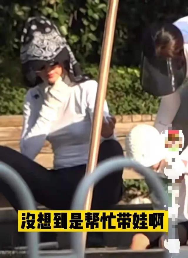 gdweibo88's tweet photo. Li Bingbing, A Chinese Actress who won 4 times Best Actress made a buzz as she was seen wearing a scarf on his head from G-Dragon's brand, Peaceminusone. 

The 48 year old actress also have starred in hollywood blockbuster such as Resident Evil &amp; Transformers.

#GD #KWONJIYONG https://t.co/pm3i9hn0QC