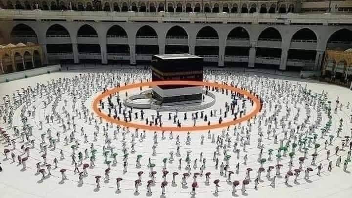 Ahmed305's tweet photo. طواف النساء بالقرب من الكعبة هو تكريم حقيقي لهن، ويجعل طوافهن أقصر وقتاً وأقل جهداً ومشقة 💫

المرأة مكرمة في الاسلام ❤️ https://t.co/K8V70IZaTp