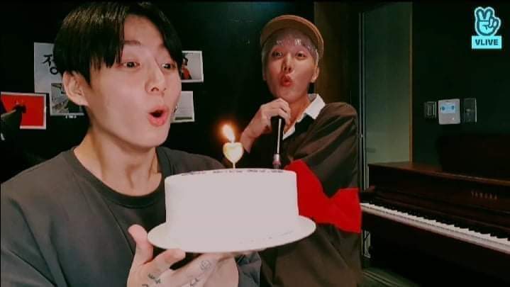 TrungAn48007189's tweet photo. Mãi yêu anh thỏ đầu dừa
#HappyBirthdayJungkook
#HappyJKDay
#HappyJungkookDay
#LightInOurDarkJK
#정국생일ᄎᄏ
#OurNo1Jungkook
#OurBrightestStarJK #OurGiftJungkook
#OurTimeWithJK
#WeBeginWithJungkook
#WeStayWithJungkook
#VoiceOfHeavenJK
#HeartOfGoldJK
@BTS_twt https://t.co/vDVuiQ0TKv