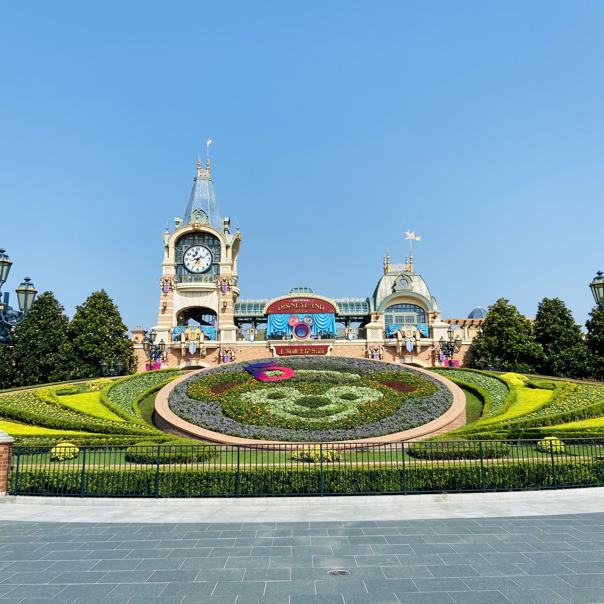 Gadget Shdr على تويتر 今日からダフフレ月間の上海ディズニー エントランス花壇は5周年ミッキーから ダッフィーにチェンジ ミッキーアベニューのガレージ前に新しいフォトロケが出来ているほか時計台裏のボードとグランドシアター前のウォールもダフフレ仕様に