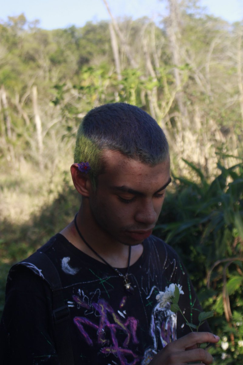 chav220w's tweet photo. Flower boy https://t.co/hH9Vdk4Pid