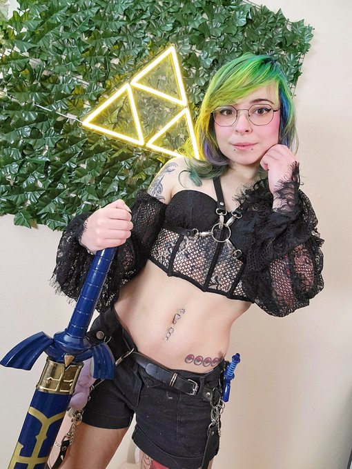tell me im pretty... or else 👀🗡 https://t.co/JhYYADpGPW