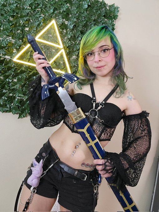 tell me im pretty... or else 👀🗡 https://t.co/JhYYADpGPW