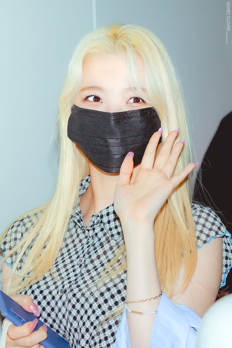 210825 #TalknTalk
#HONEYCLOVER

Let's STARt

#프로미스나인 #fromis_9