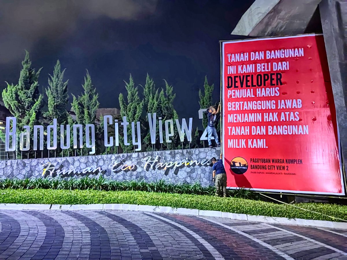 Mural² yg mencoba kritik pemerintah udah pada di hapus, bapak² <a href="/Satpolppbdg/">Satpol PP Kota Bandung</a> punteun yg ini jangan dirusak. Teungteuingeun weh mun ditertibkan

Min <a href="/Puspen_TNI/">Pusat Penerangan TNI</a> titip salam buat ahli waris yg menang gugatan atas kepemilikan eigendom verponding. Warga gak salah, jangan galak² ya Pak