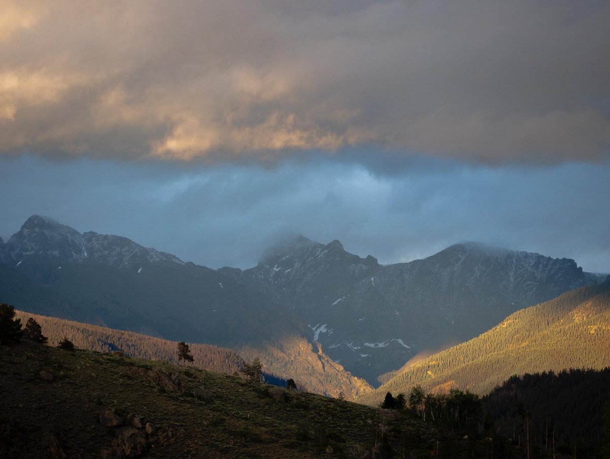 chasmorgan_'s tweet photo. sunset over the mountains https://t.co/7Ki0apFuGa