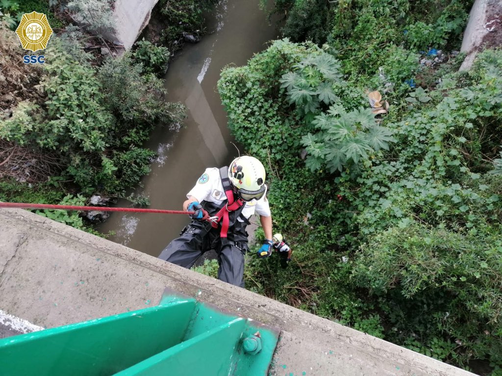 HalconOnce's tweet photo. #UltimoMomento
Termina la búsqueda de ANA KAREN, su madre confirma que fue hallada sin vida en la presa #Endho en #Tula #Hidalgo, luego de ser arrastrada por la corriente en #Tlalnepantla #Edomex el pasado domingo cuando viajaba en una moto. https://t.co/8HUfsEVOPp