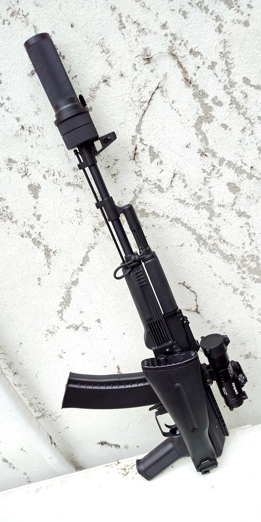 Bukisounin_KIRA's tweet photo. 今日の武器商人(笑)昨日からの続き #CYMA #CM040C #AKS74MN (#AK101？)問合せのサプですが #PBS1 のショートデスよ重すぎでロングは選択❌、実際使用時はKM40㍉経スタウト利用🤫細経部分に一応消音材入ってます😆ちなみにこの子等はハンドガード貫通の為、昔の9,10セルのロングバッテリー入ります👍 https://t.co/GsTGlFbgQ4