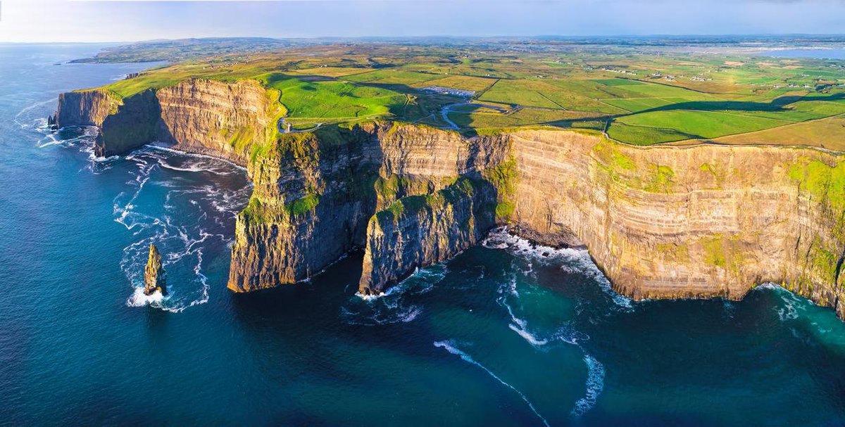 Клиф какого. Cliffs of Moher Ирландия. Скалы мохер, графство Клэр, Ирландия. Изумрудный остров Ирландия. Скалы мохер Ирландия.
