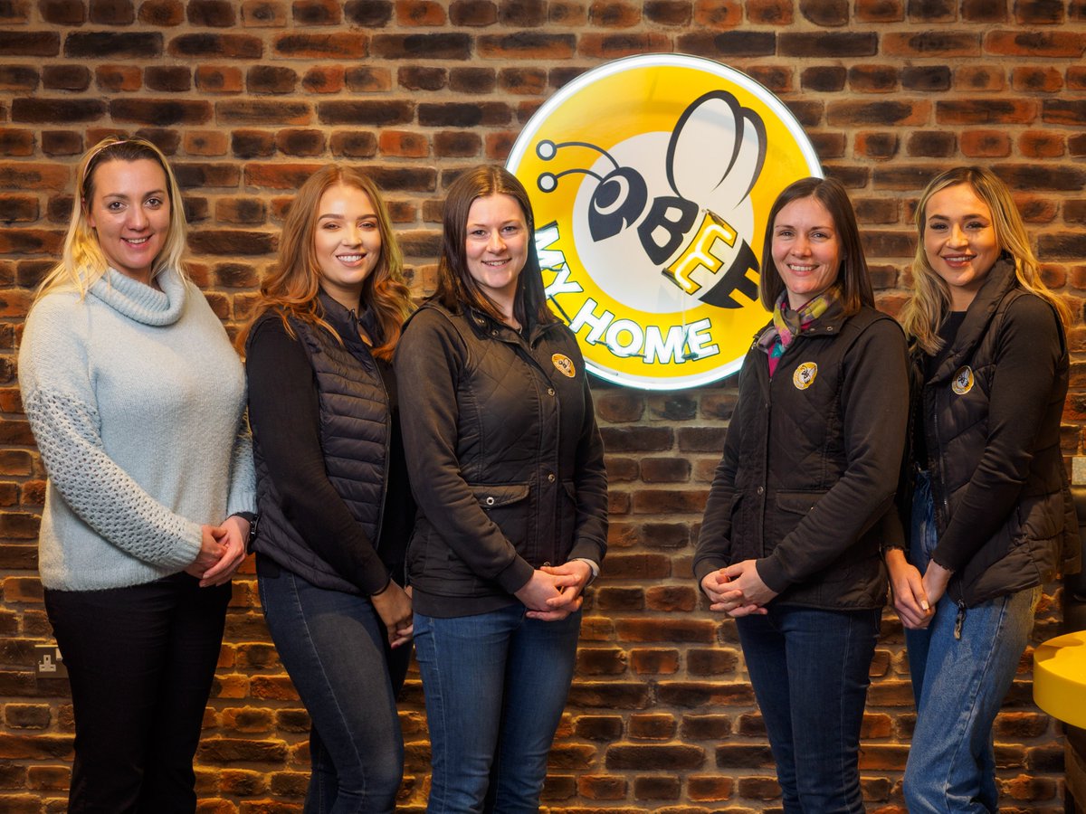 How do you choose the right estate agent for your property?

We have amazing reviews on Google and Facebook, customer service excellence awards, competitive fees  PLUS we're awesome. 😊🐝