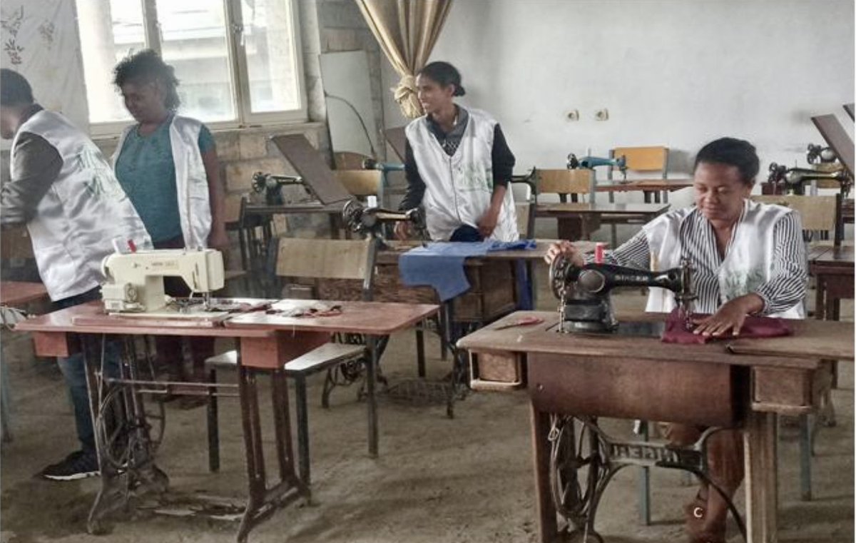 UNFPAEthiopia's tweet photo. 📢Officially launched w/ #MumsForMums a new income-generating project for 200 GBV survivors in #Tigray
🧕will earn a living while learning new professional skills to produce reusable menstrual hygiene products & masks for conflict-affected populations.
#LeavingNoOneBehind https://t.co/mRPVxBkSv2