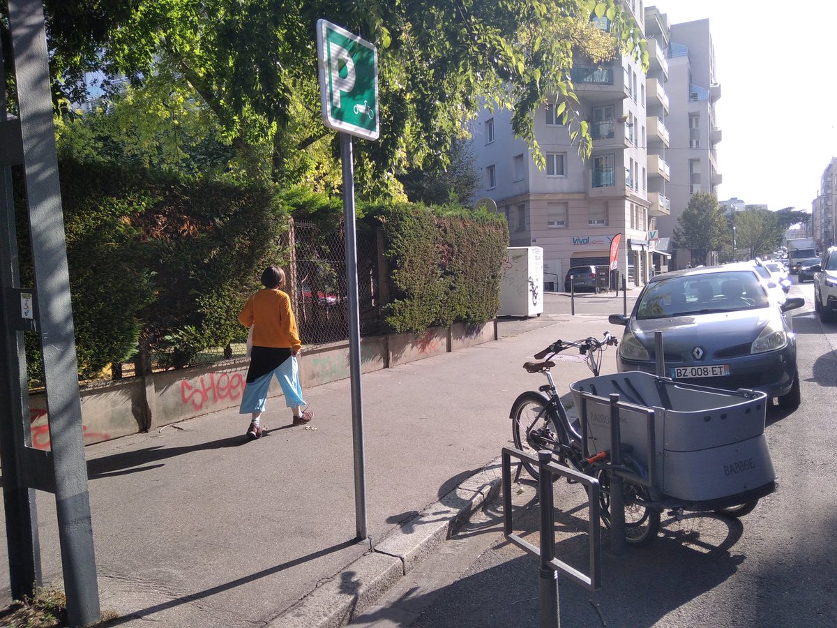 Lyon 🦁 à Vélo 🚴 (@lyonavelo) on Twitter photo Stationnement vélo-cargo Croix-Rousse 👌 Stationnement vélo-cargo Croix-Rousse 👌