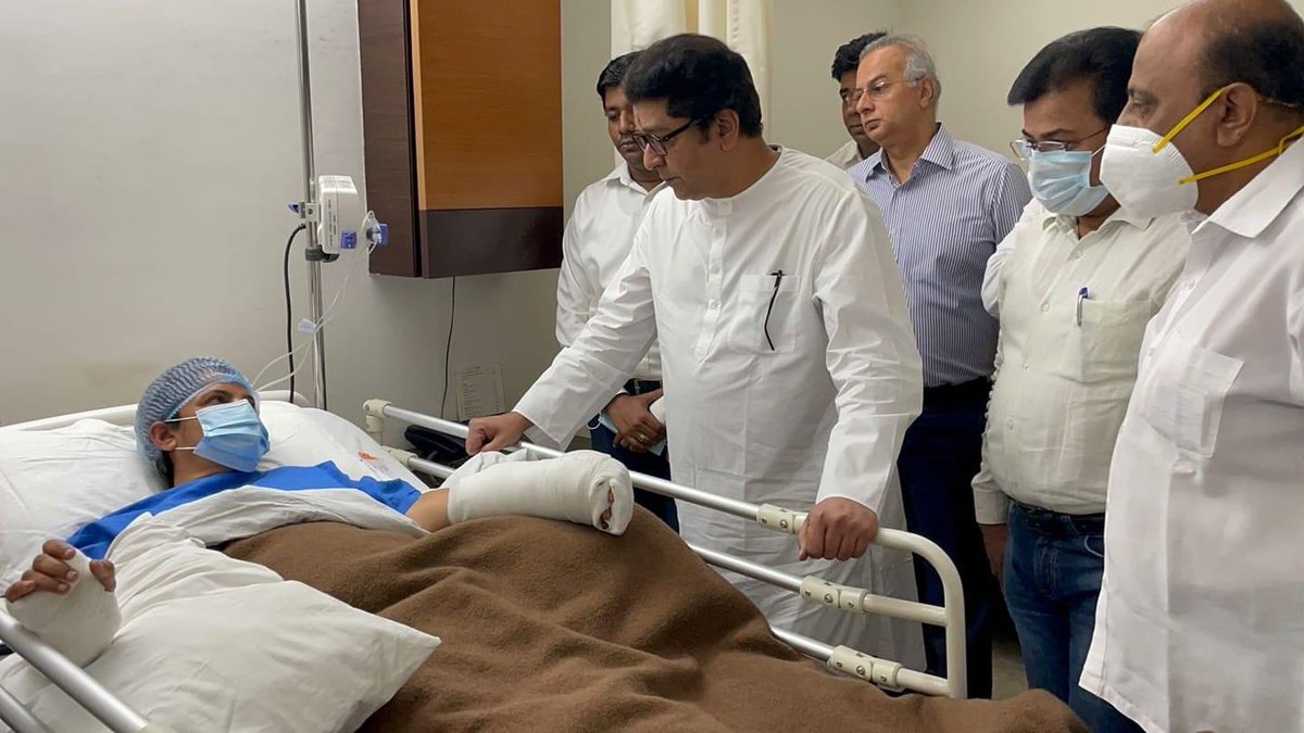 mnsadhikrut's tweet photo. फेरीवाल्याच्या हल्ल्यात जखमी झालेल्या ठाणे महापालिकेच्या सहाय्यक आयुक्त कल्पिता पिंपळे यांची आज महाराष्ट्र नवनिर्माण सेनेचे अध्यक्ष मा. श्री. राजसाहेब ठाकरे यांनी ज्युपिटर  रुग्णालयात जाऊन भेट घेतली आणि तब्येतीची विचारपूस केली. https://t.co/siiucdGIzx